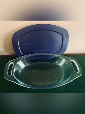 Pyrex 1.3 Quart / 1.2 Liter Oval Glass Casserole Dish with Blue Lid